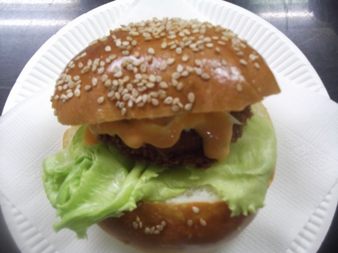 04八戸　いか、うにバーガー